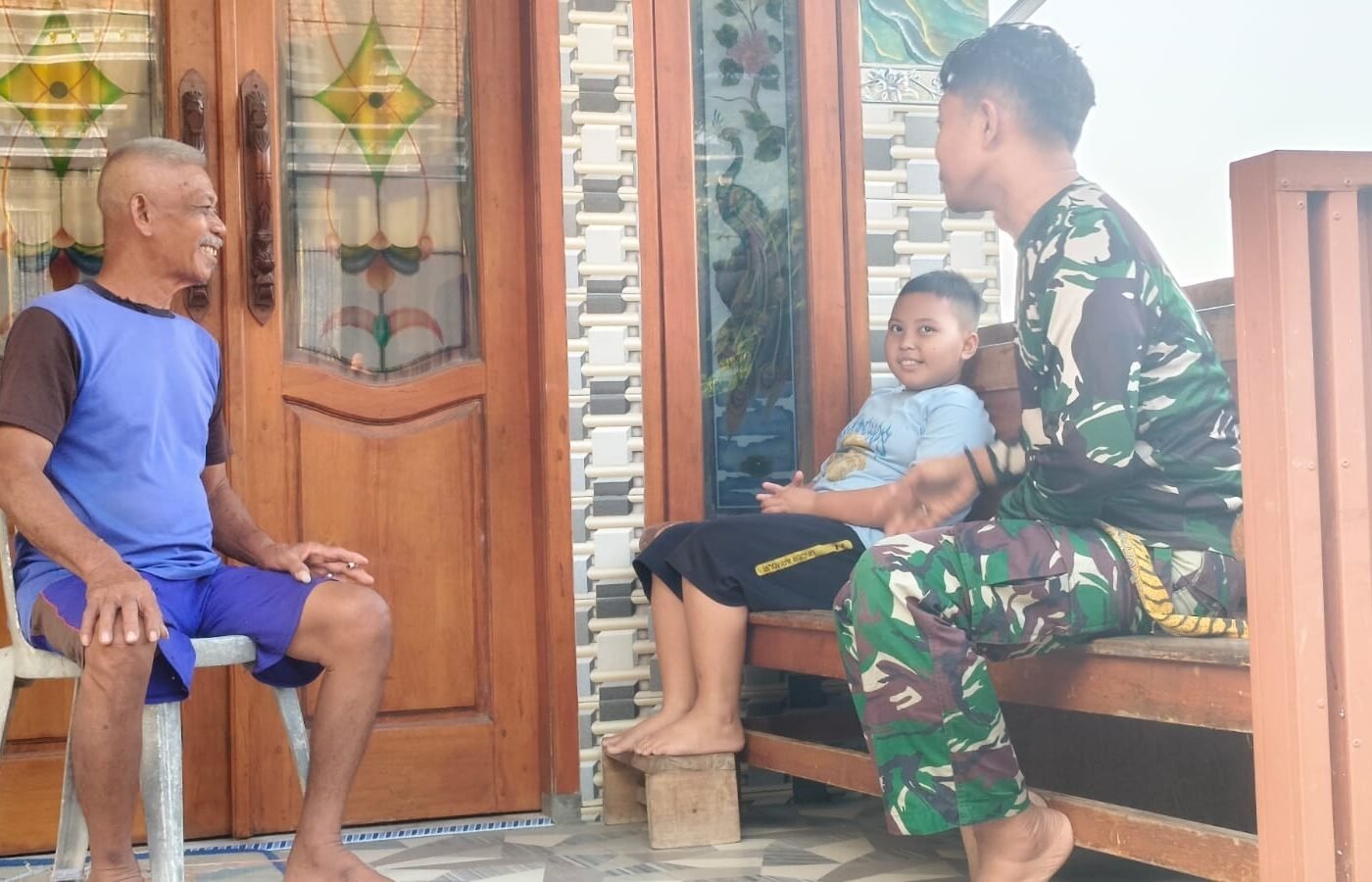 Kebersamaan di Desa Tlemang: Saat Senja dan Cerita Menyatukan Prajurit dengan Masyarakat