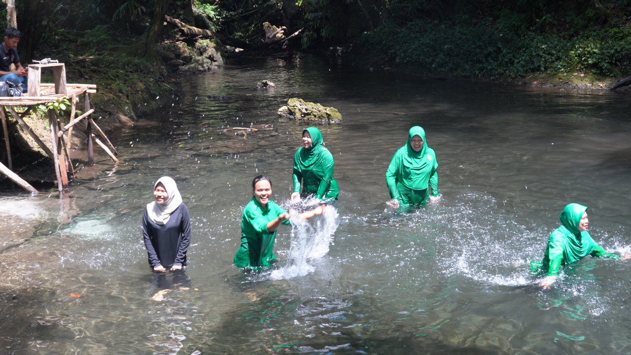 Persit Rasakan Kebahagiaan di Air Terjun Kampung Sesor Setelah Perbaikan Jembatan