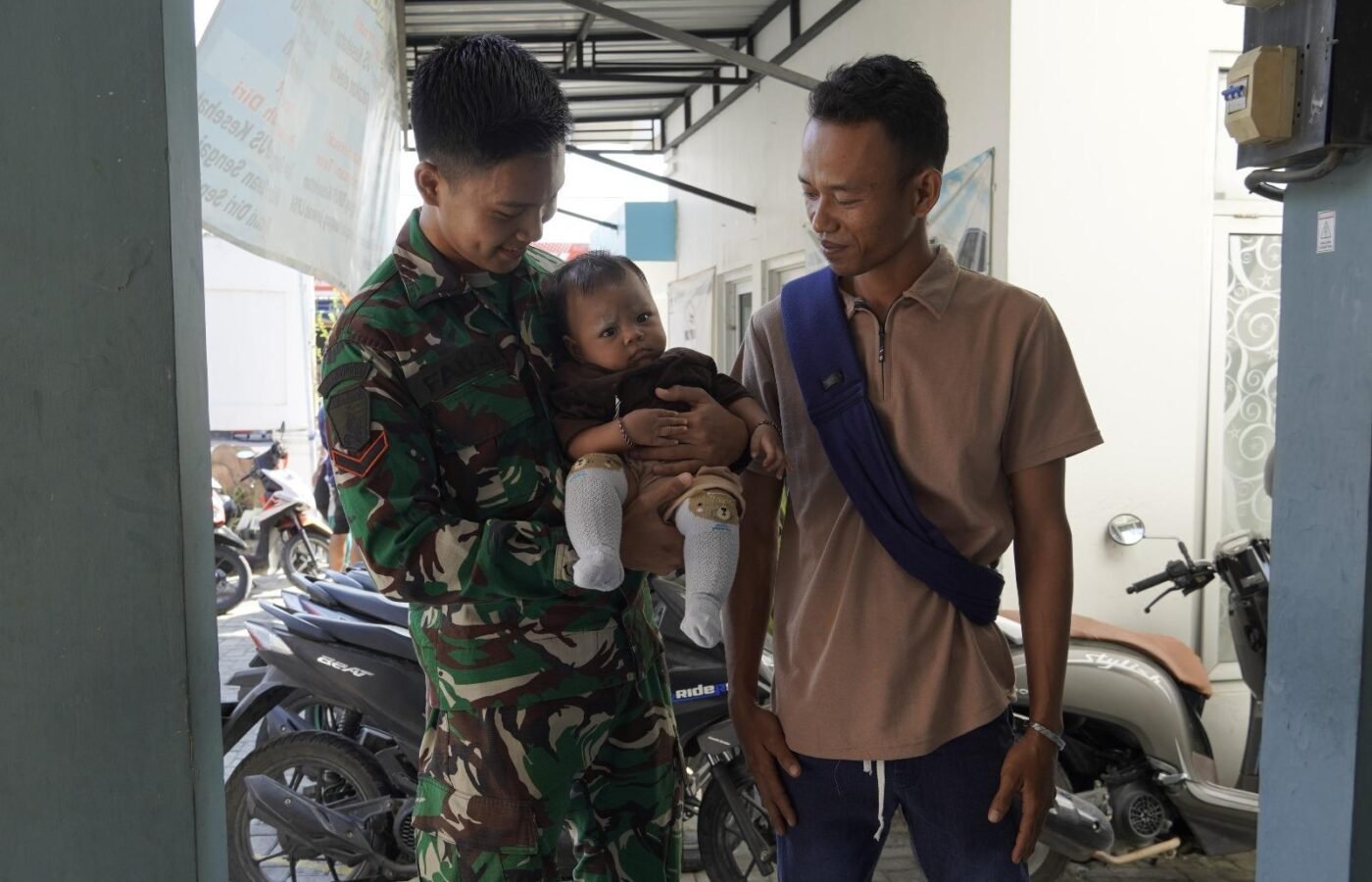 Kebersamaan TNI dan Rakyat dalam TMMD 129 Bojonegoro: Senyum Balita di Kesongo