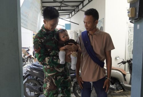 Kebersamaan TNI dan Rakyat dalam TMMD 129 Bojonegoro: Senyum Balita di Kesongo