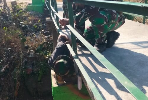Menghubungkan Harapan: Warga dan TNI Bersinergi Membangun Jembatan Brang Etan di Bojonegoro