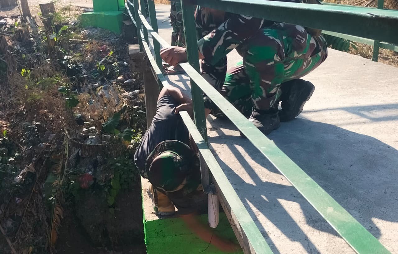 Menghubungkan Harapan: Warga dan TNI Bersinergi Membangun Jembatan Brang Etan di Bojonegoro