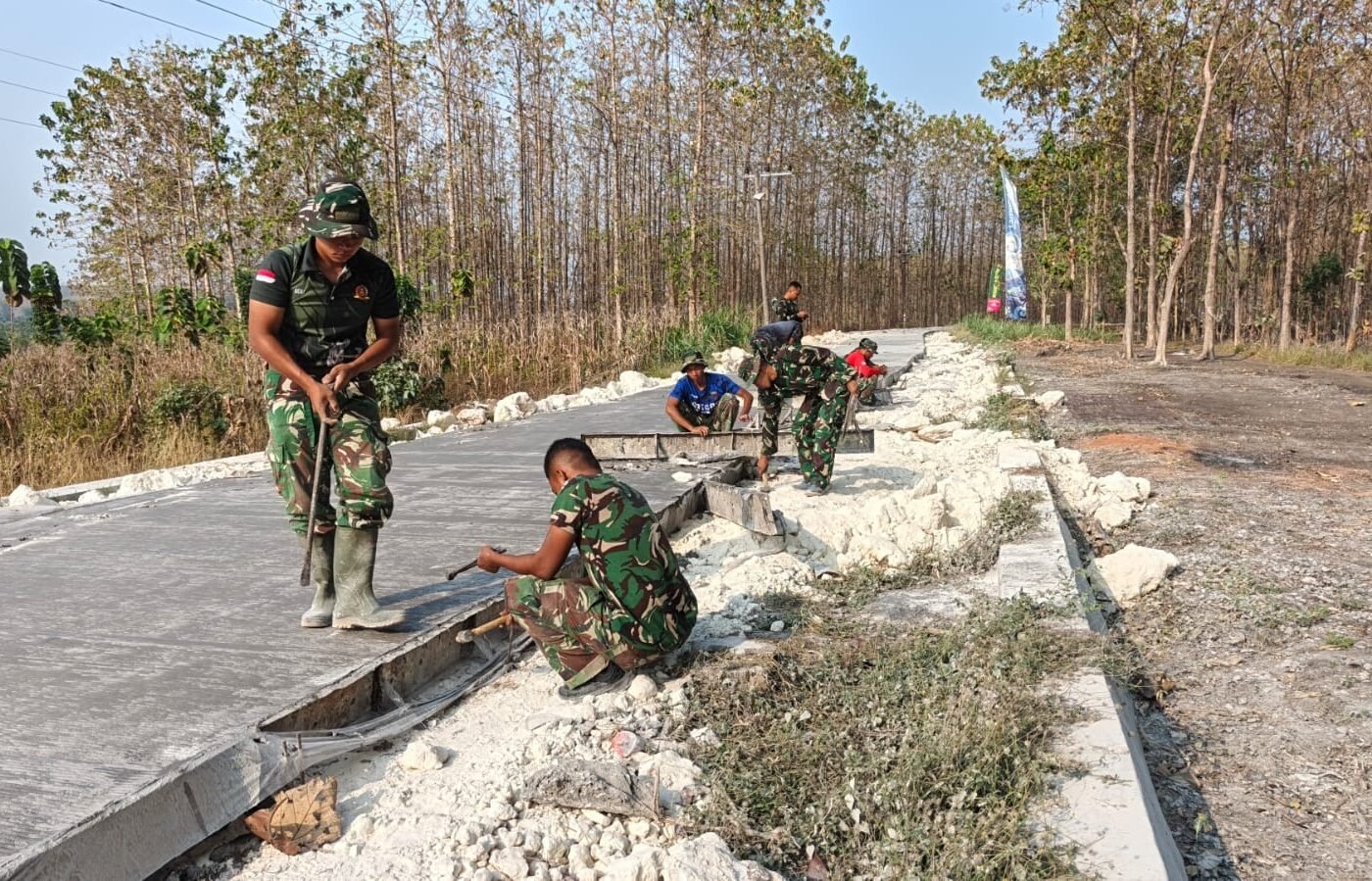 Pembongkaran Bekisting Jalan Rabat Beton di Desa Tlemang Rampung