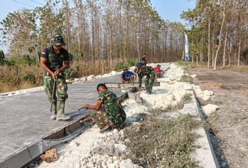 Pembongkaran Bekisting Jalan Rabat Beton di Desa Tlemang Rampung