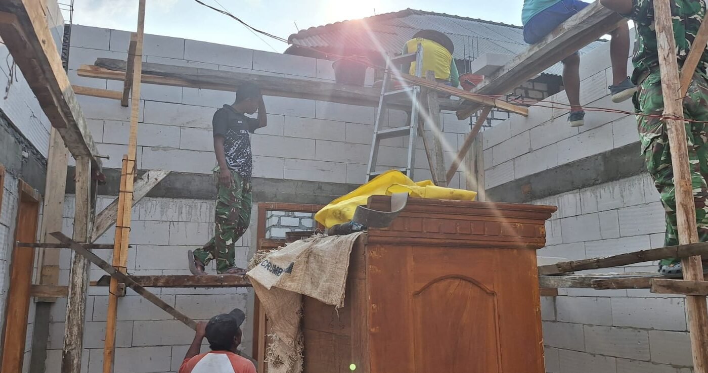 Membangun Masa Depan: Satgas TMMD 129 Kodim 0812 Lamongan Membantu Renovasi Rumah Nurhayati