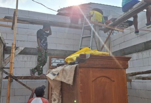 Membangun Masa Depan: Satgas TMMD 129 Kodim 0812 Lamongan Membantu Renovasi Rumah Nurhayati
