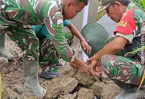 Upaya Bersama untuk Kemajuan Pertanian, Satgas TMMD 129 dan Masyarakat Wujudkan Tandon Irigasi di Desa Tlemang