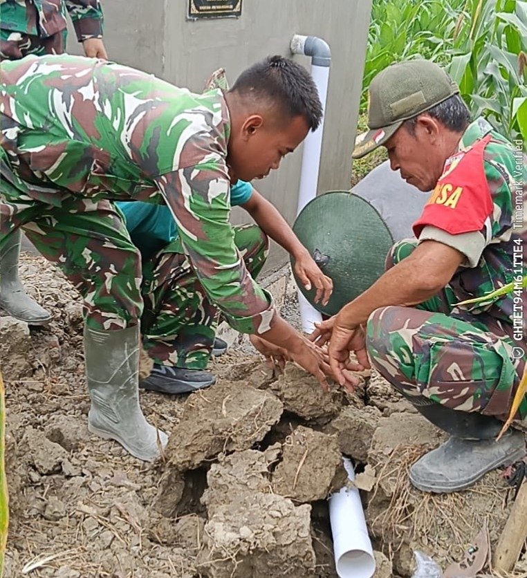 Upaya Bersama untuk Kemajuan Pertanian, Satgas TMMD 129 dan Masyarakat Wujudkan Tandon Irigasi di Desa Tlemang