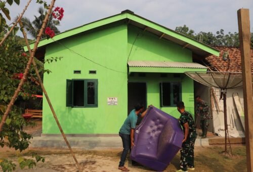 Pembangunan RLH Selesai, Satgas TMMD Kodim 0412/Lampung Utara Bersama Warga Bantu Penataan Rumah Ibu Sri Astuti
