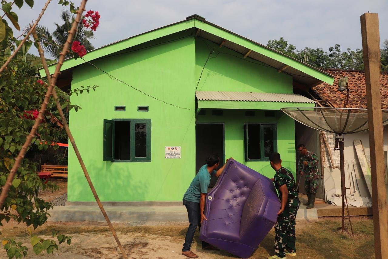 Pembangunan RLH Selesai, Satgas TMMD Kodim 0412/Lampung Utara Bersama Warga Bantu Penataan Rumah Ibu Sri Astuti