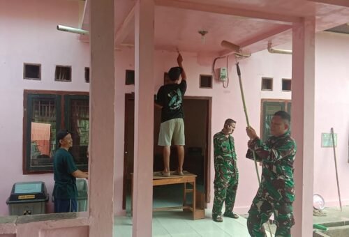 Sinergi TNI dan Masyarakat, Penyegaran Kantor Desa Baru Raharja Menyongsong HUT RI ke-81