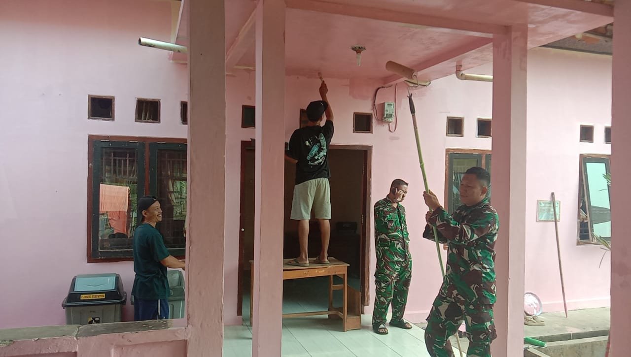 Sinergi TNI dan Masyarakat, Penyegaran Kantor Desa Baru Raharja Menyongsong HUT RI ke-81