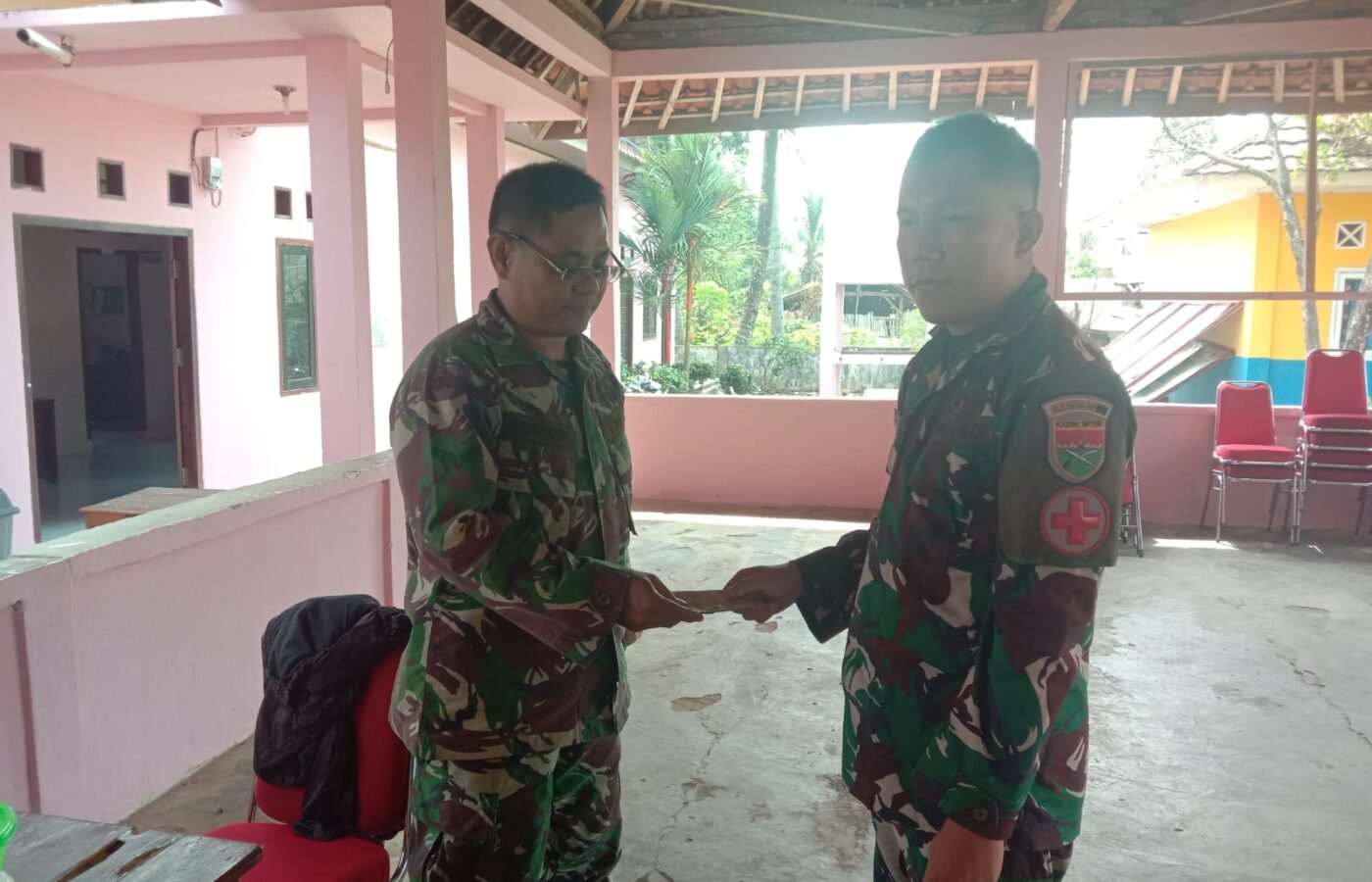 Dukungan Kesehatan untuk Personel TMMD ke-129 oleh Tim Denkesyah Bandar Lampung