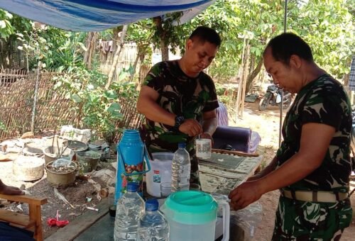 Bersatu dalam Kehangatan, Satgas TMMD ke-129 Nikmati Es Dogan Gula Aren di Rumah Ibu Seri