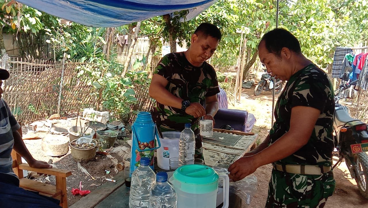 Bersatu dalam Kehangatan, Satgas TMMD ke-129 Nikmati Es Dogan Gula Aren di Rumah Ibu Seri