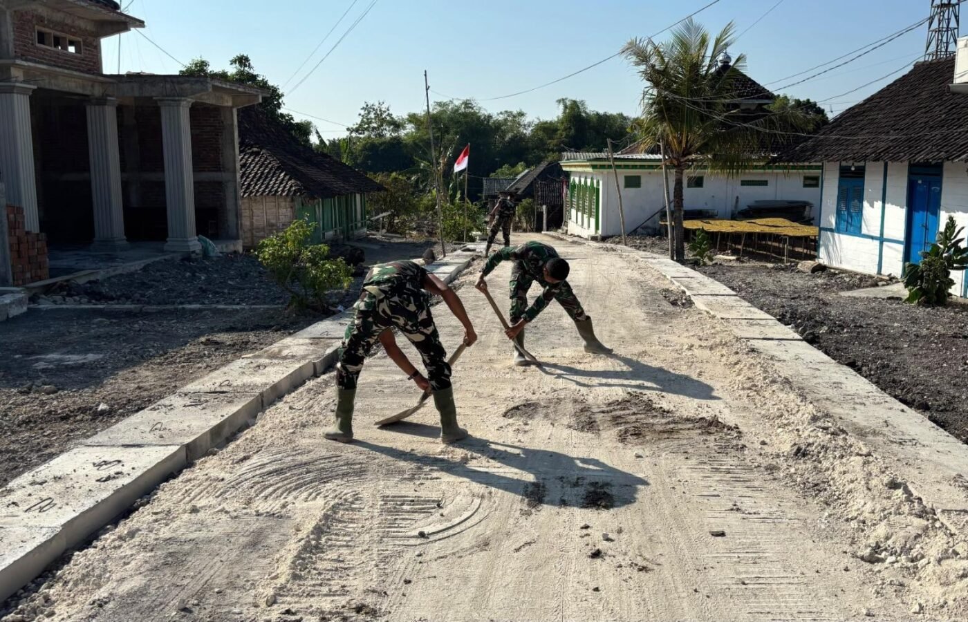 Kebersamaan TNI dan Masyarakat: Pembangunan Drainase di Desa Kesongo Demi Meningkatkan Infrastruktur