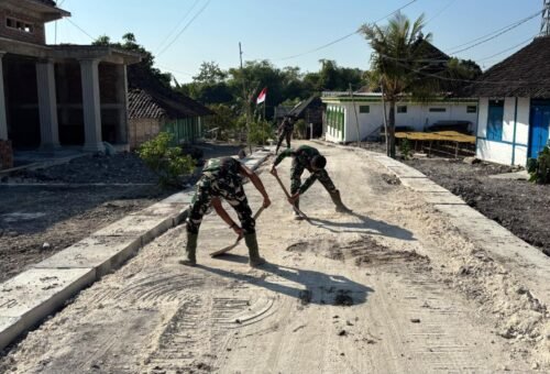 Kebersamaan TNI dan Masyarakat: Pembangunan Drainase di Desa Kesongo Demi Meningkatkan Infrastruktur