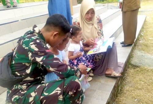 Menggugah Semangat Literasi: Satgas TMMD 129 Bojonegoro Ajak Anak-Anak Kesongo Membaca