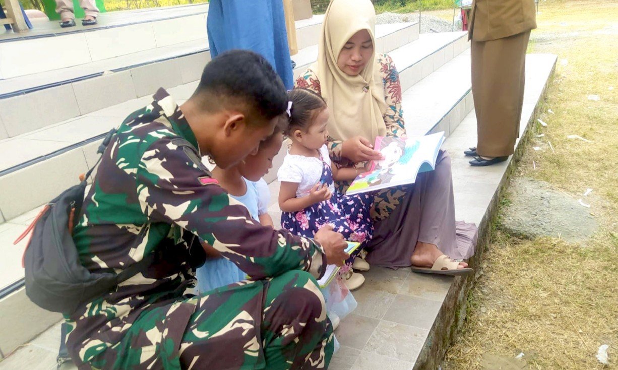 Menggugah Semangat Literasi: Satgas TMMD 129 Bojonegoro Ajak Anak-Anak Kesongo Membaca