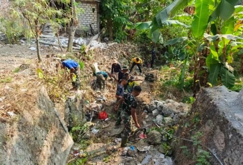 Sinergi TNI dan Warga dalam Pembersihan Saluran Irigasi Menuju Pembangunan TPT di Desa Tlemang