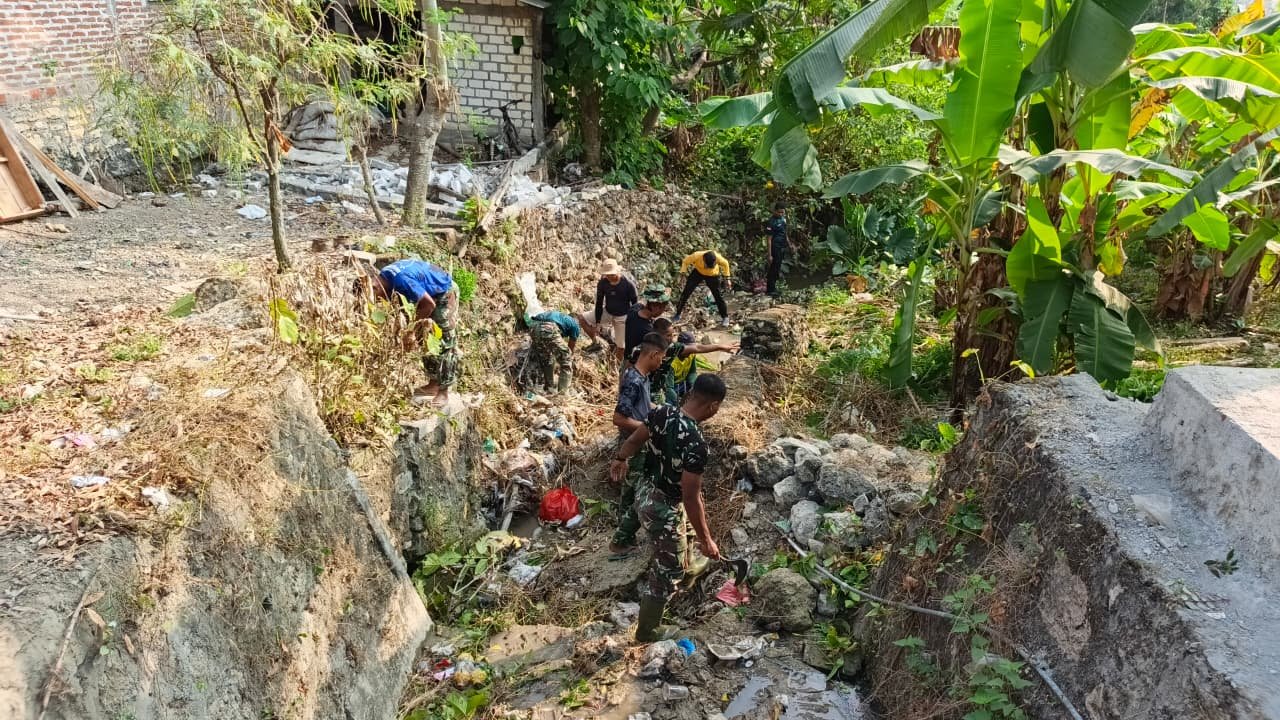Sinergi TNI dan Warga dalam Pembersihan Saluran Irigasi Menuju Pembangunan TPT di Desa Tlemang