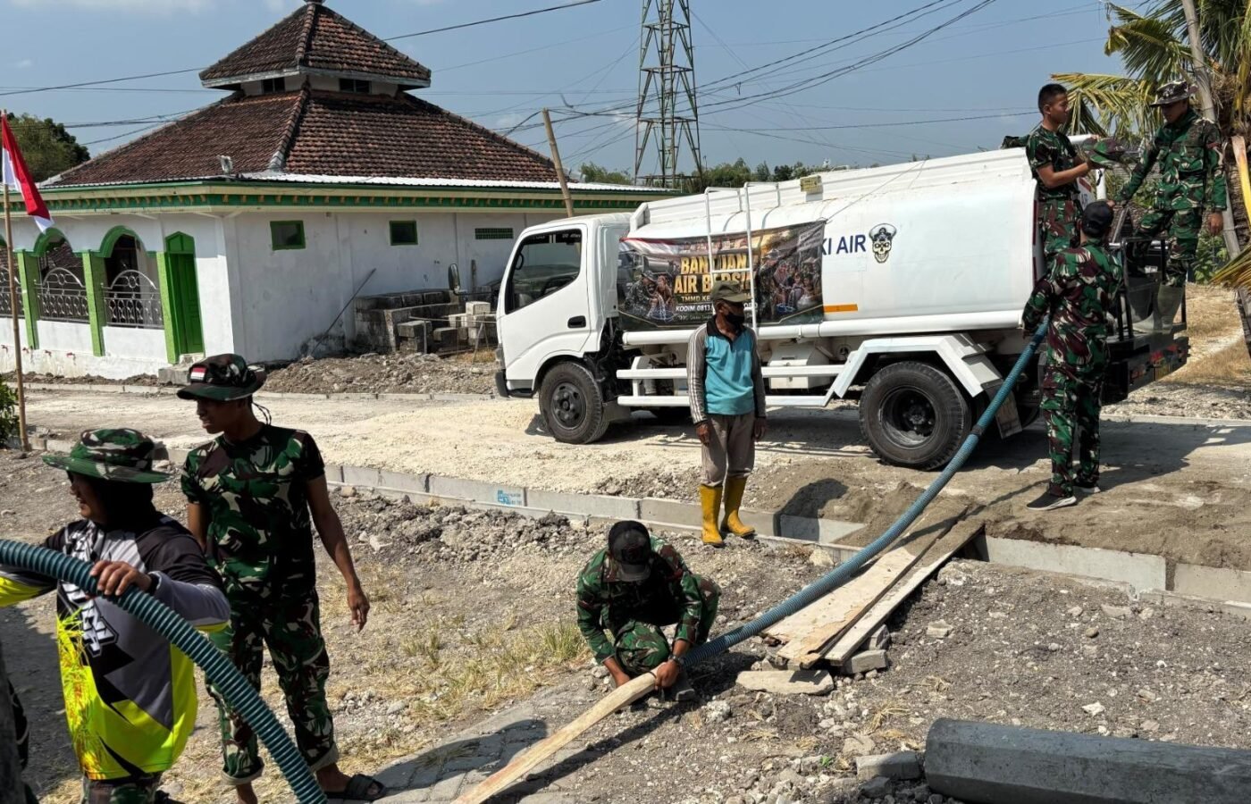 Aksi Sosial Dampak Kemarau: Satgas TMMD 129 Bojonegoro Mendistribusikan Air Bersih