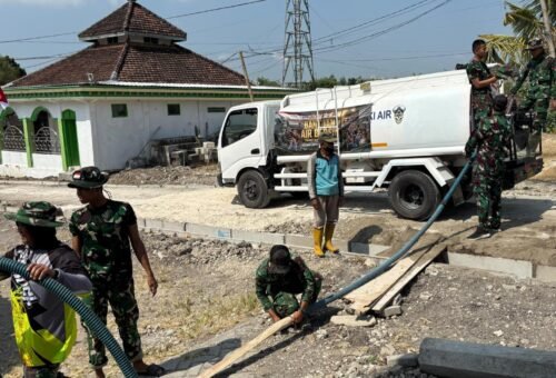 Aksi Sosial Dampak Kemarau: Satgas TMMD 129 Bojonegoro Mendistribusikan Air Bersih