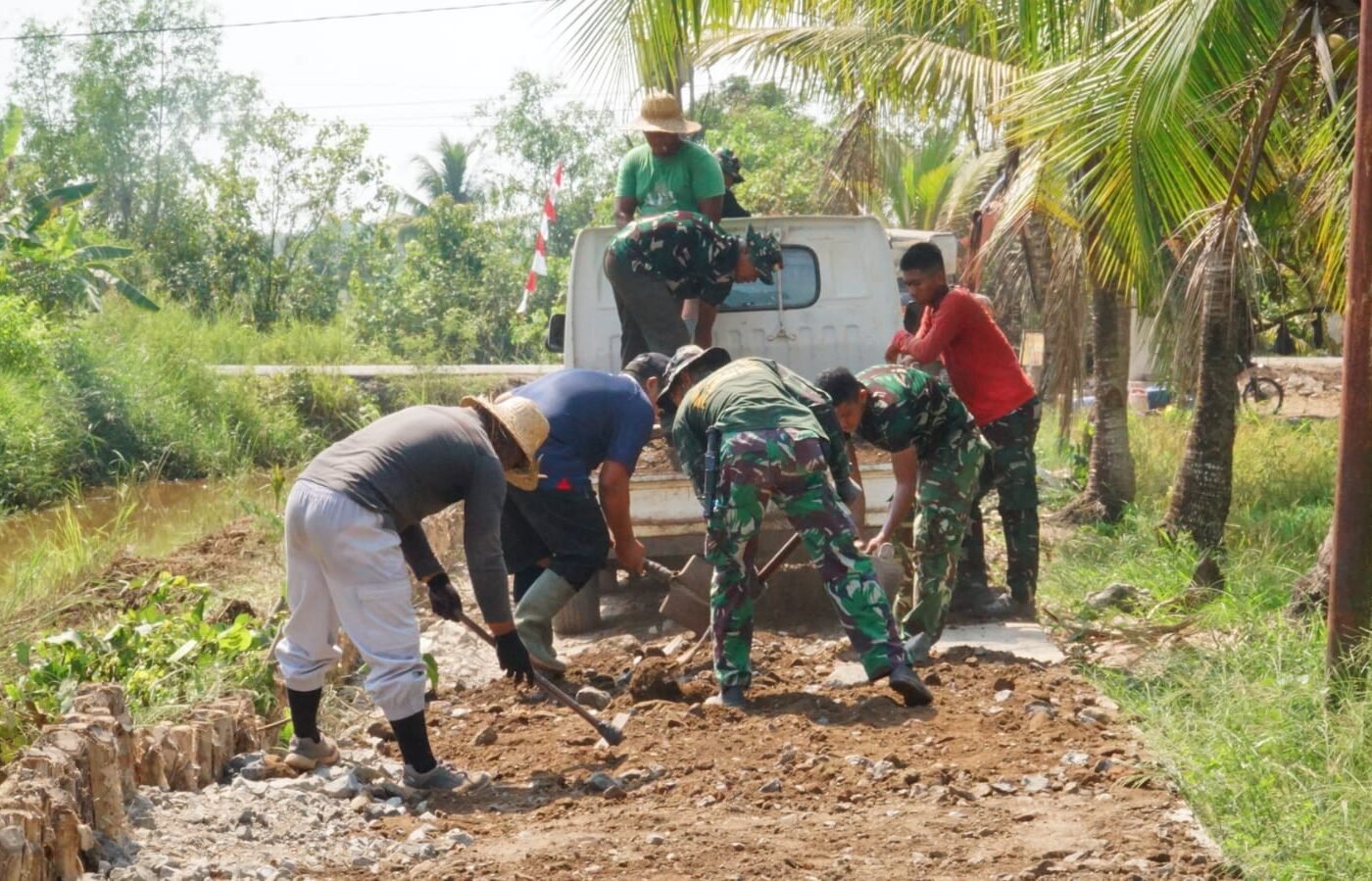 Kebersamaan Satgas TMMD dan Masyarakat, Jalan Desa Bandar Raya Semakin Kuat