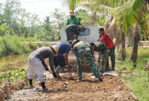 Kebersamaan Satgas TMMD dan Masyarakat, Jalan Desa Bandar Raya Semakin Kuat
