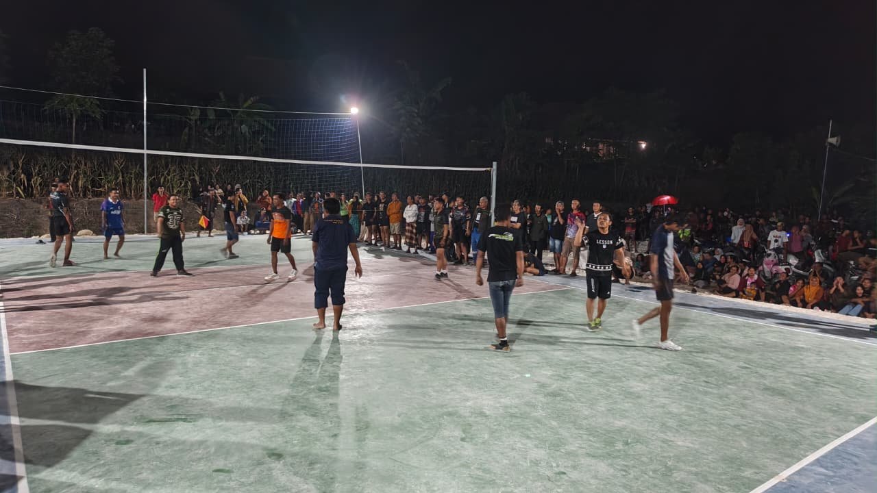 Pertandingan Voli Malam: Sinergi Satgas TMMD 129 dan Pemuda Tlemang