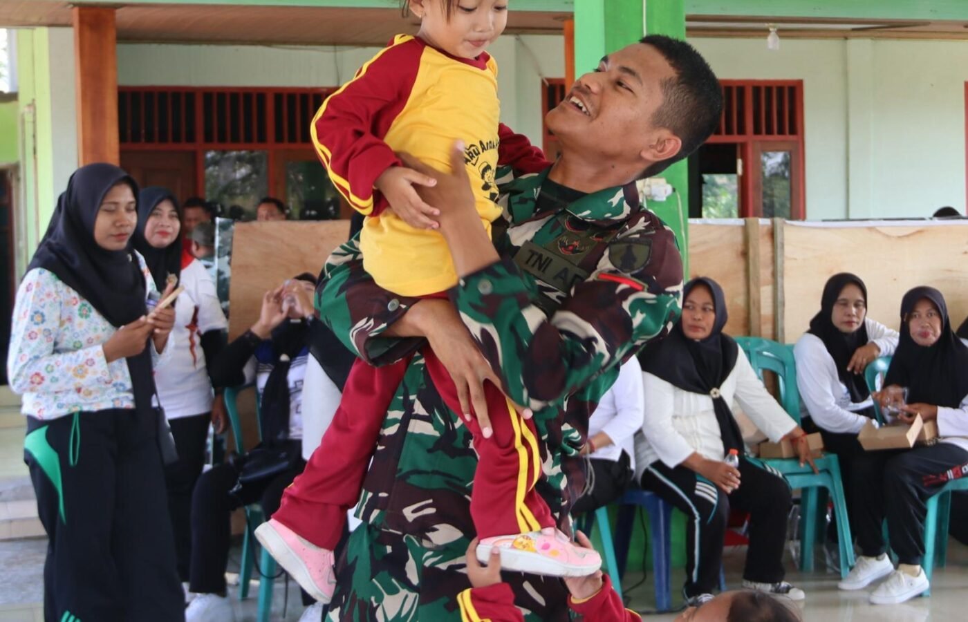 Keceriaan Anak-Anak Kesongo dan Aksi Sosial Anggota Satgas TMMD 129