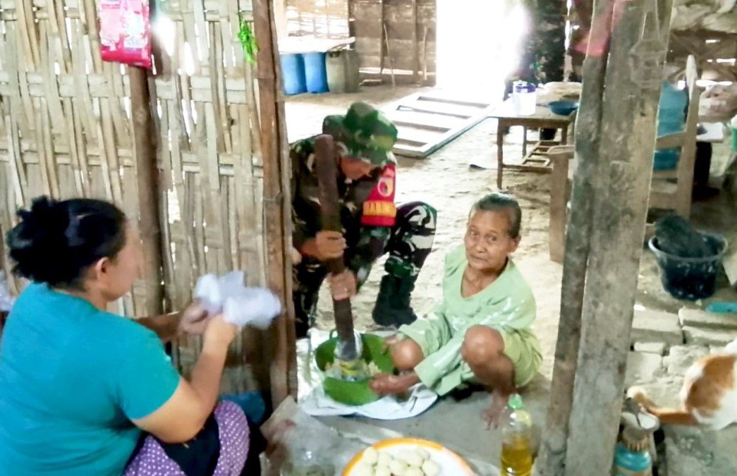 Kebersamaan di Dapur: Peran Babinsa dalam Program TMMD 129 Bojonegoro