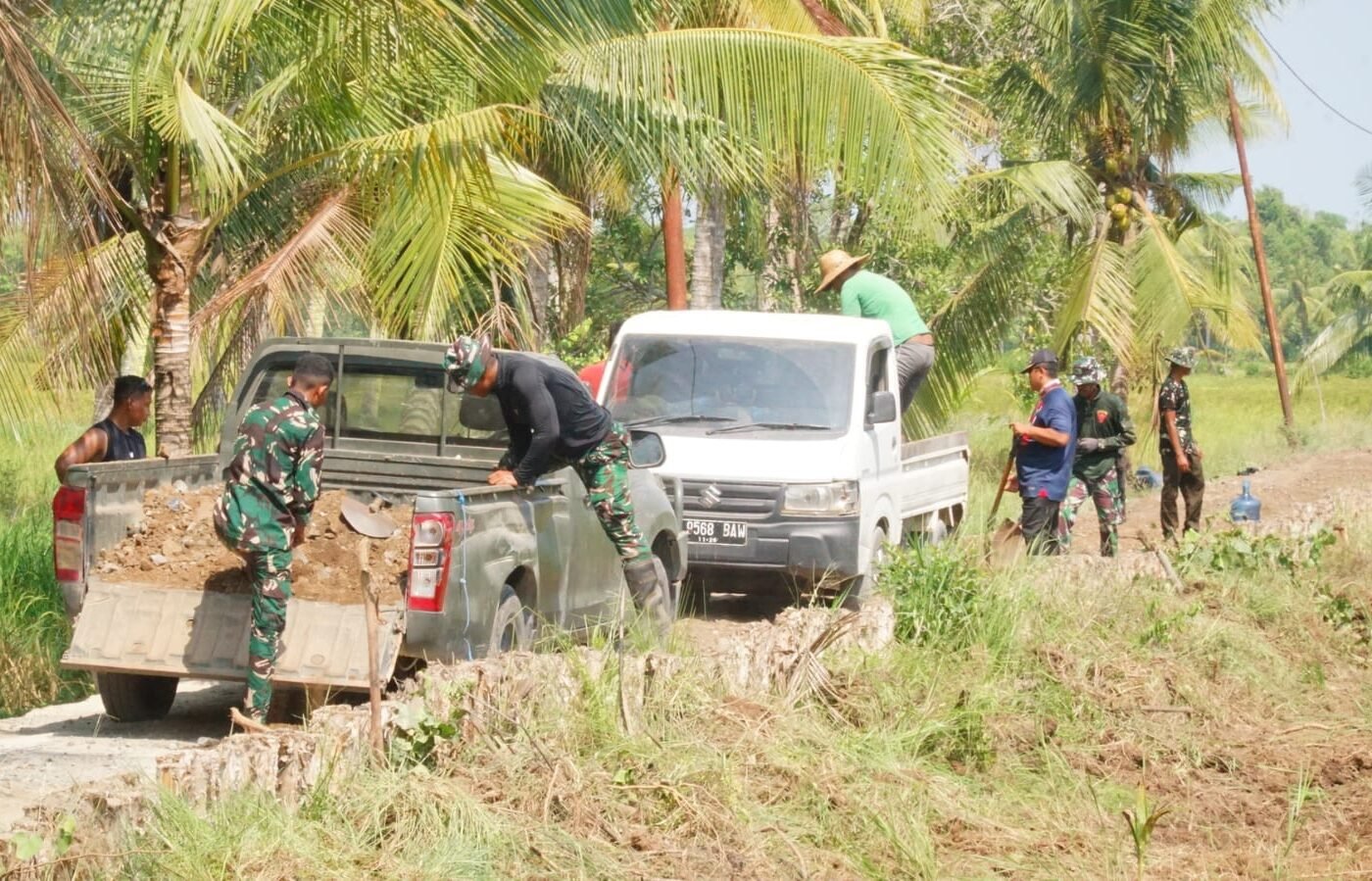 Kolaborasi Masyarakat dan TNI Tingkatkan Proses Pembangunan Jalan Desa Bandar Raya