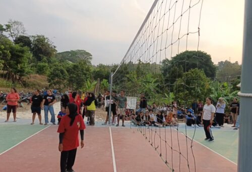 Keceriaan Sore di Desa Tlemang, Emak-Emak dan Para Gadis Unjuk Kepiawaian Bermain Voli