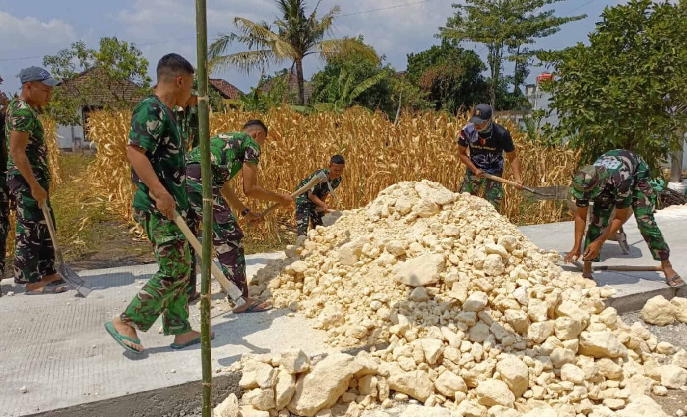 Menggenggam Harapan di Ujung Jalan Kesongo: Kebersamaan Satgas TMMD 129 Bojonegoro dan Masyarakat pada Hari Libur