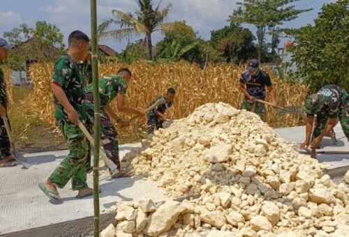Menggenggam Harapan di Ujung Jalan Kesongo: Kebersamaan Satgas TMMD 129 Bojonegoro dan Masyarakat pada Hari Libur