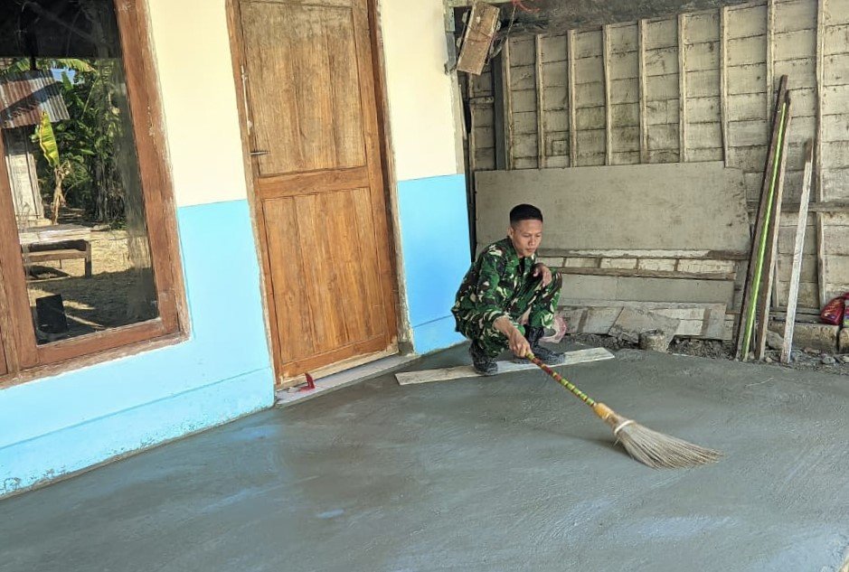 Dedikasi dan Kualitas dalam Program TMMD: Penggunaan Sapu Lidi oleh Satgas 129 Bojonegoro
