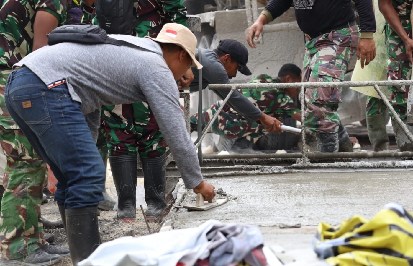 Kolaborasi TNI dan Masyarakat dalam Proyek Jalan TMMD ke-129 di Lamongan