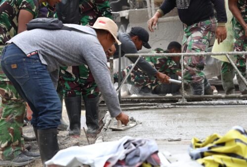 Kolaborasi TNI dan Masyarakat dalam Proyek Jalan TMMD ke-129 di Lamongan