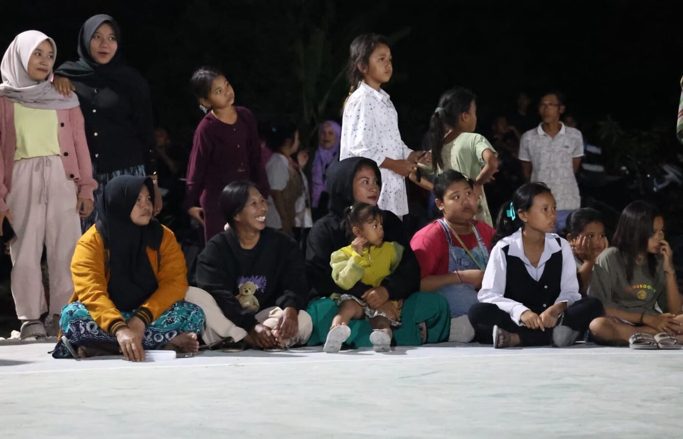 Kemeriahan Malam di Desa Tlemang, Warga Bergembira di Lapangan Bola Voli Baru