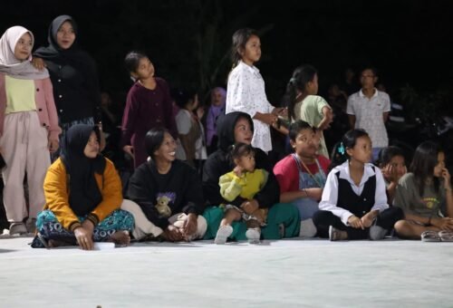 Kemeriahan Malam di Desa Tlemang, Warga Bergembira di Lapangan Bola Voli Baru