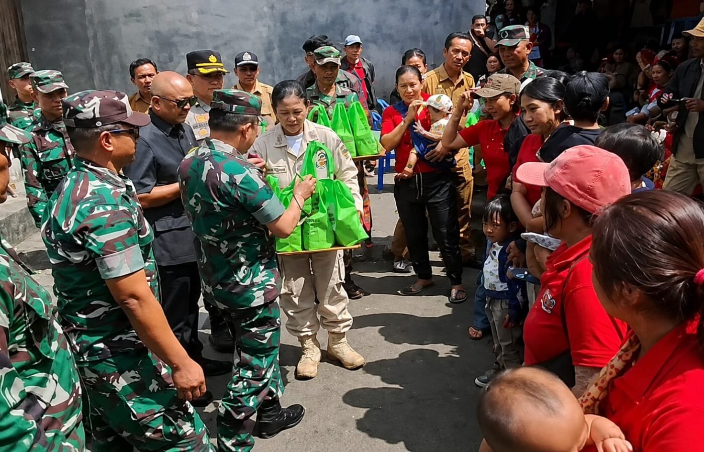 Kunjungan Tim Wasev TMMD ke-129 ke Posyandu Balita dan Penyerahan Paket Gizi