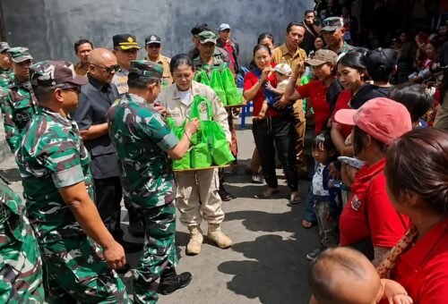 Kunjungan Tim Wasev TMMD ke-129 ke Posyandu Balita dan Penyerahan Paket Gizi