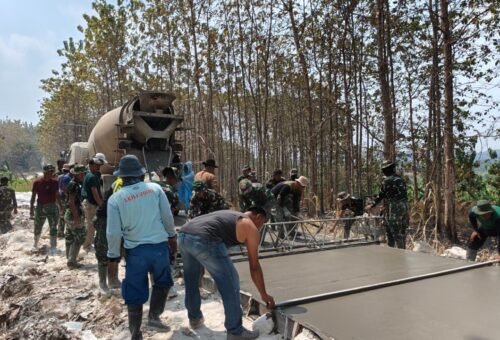 Satgas TMMD 129 Percepat Pembangunan Jalan Rabat Beton di Desa Tlemang