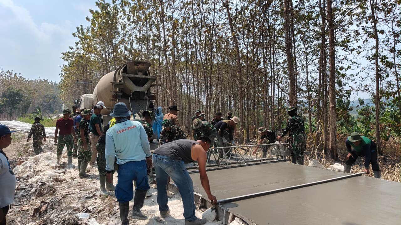 Satgas TMMD 129 Percepat Pembangunan Jalan Rabat Beton di Desa Tlemang