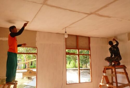 Keterlibatan Satgas TMMD dengan Komunitas, Plafon Rumah Lebih Rapi dan Nyaman
