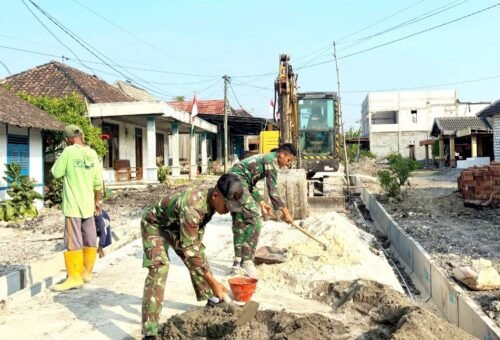 Dari Terik Matahari ke Harapan Baru: Drainase TMMD 129 Membangun Kesongo