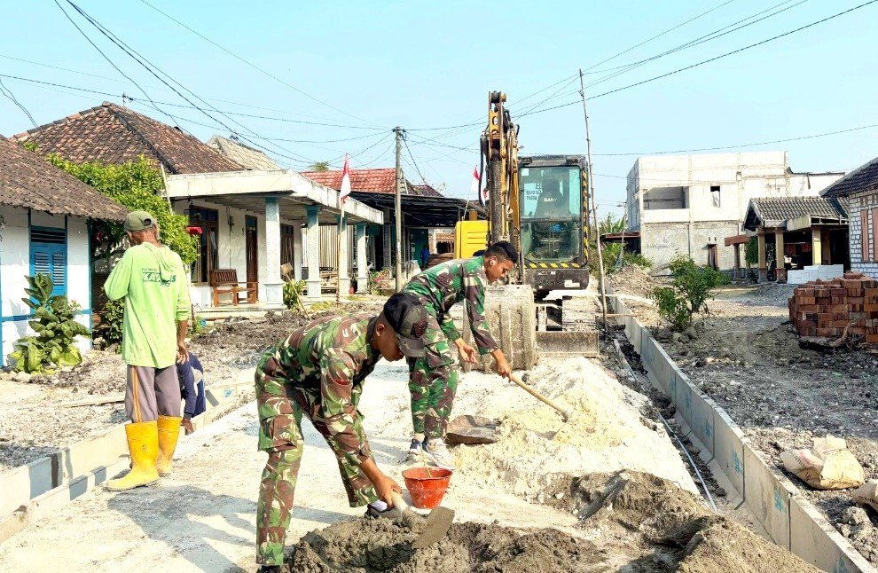 Dari Terik Matahari ke Harapan Baru: Drainase TMMD 129 Membangun Kesongo