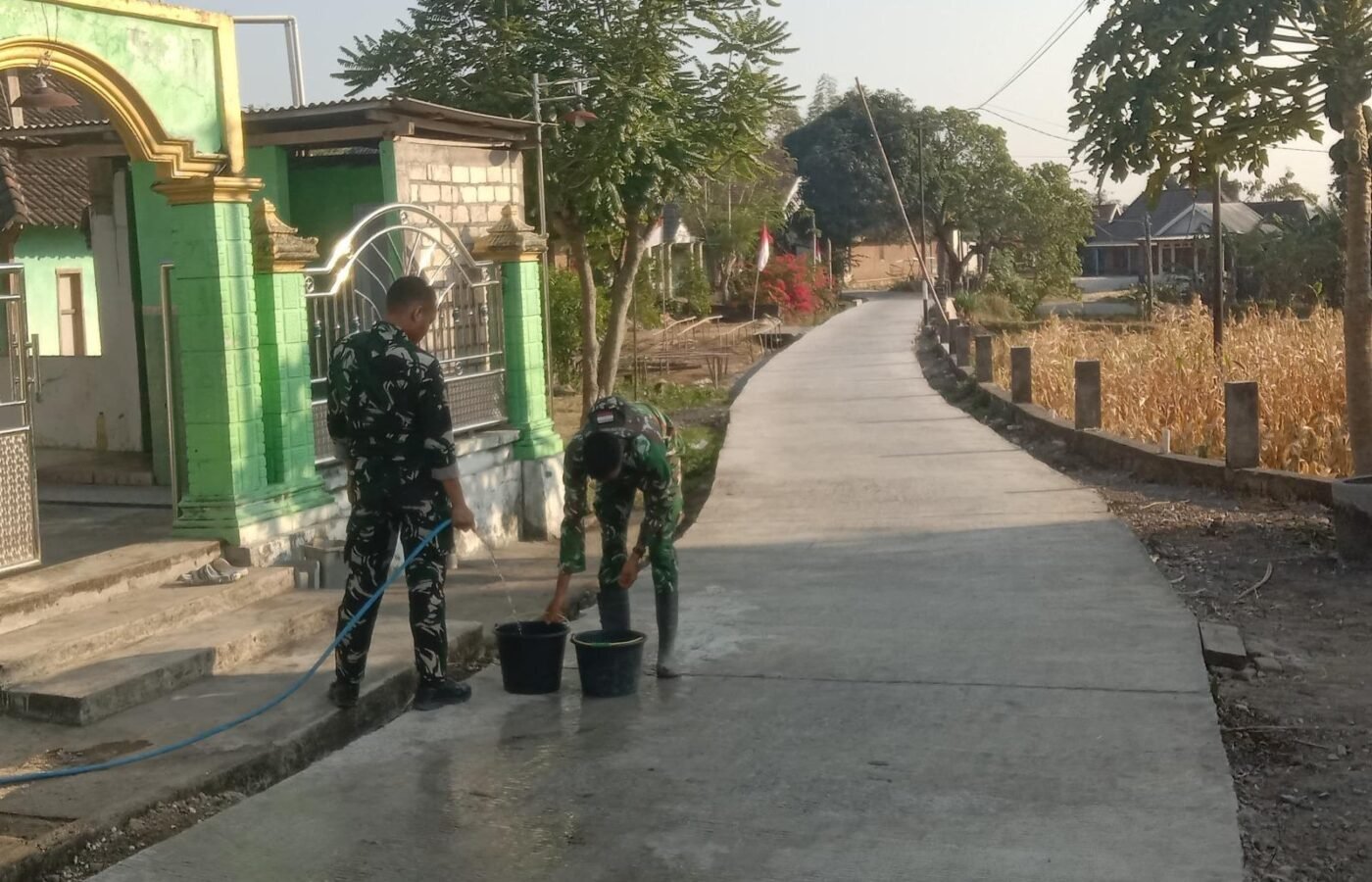 Dedikasi Tanpa Henti: Satgas TMMD 129 Bojonegoro Perkuat Jalan Impian Warga Kesongo