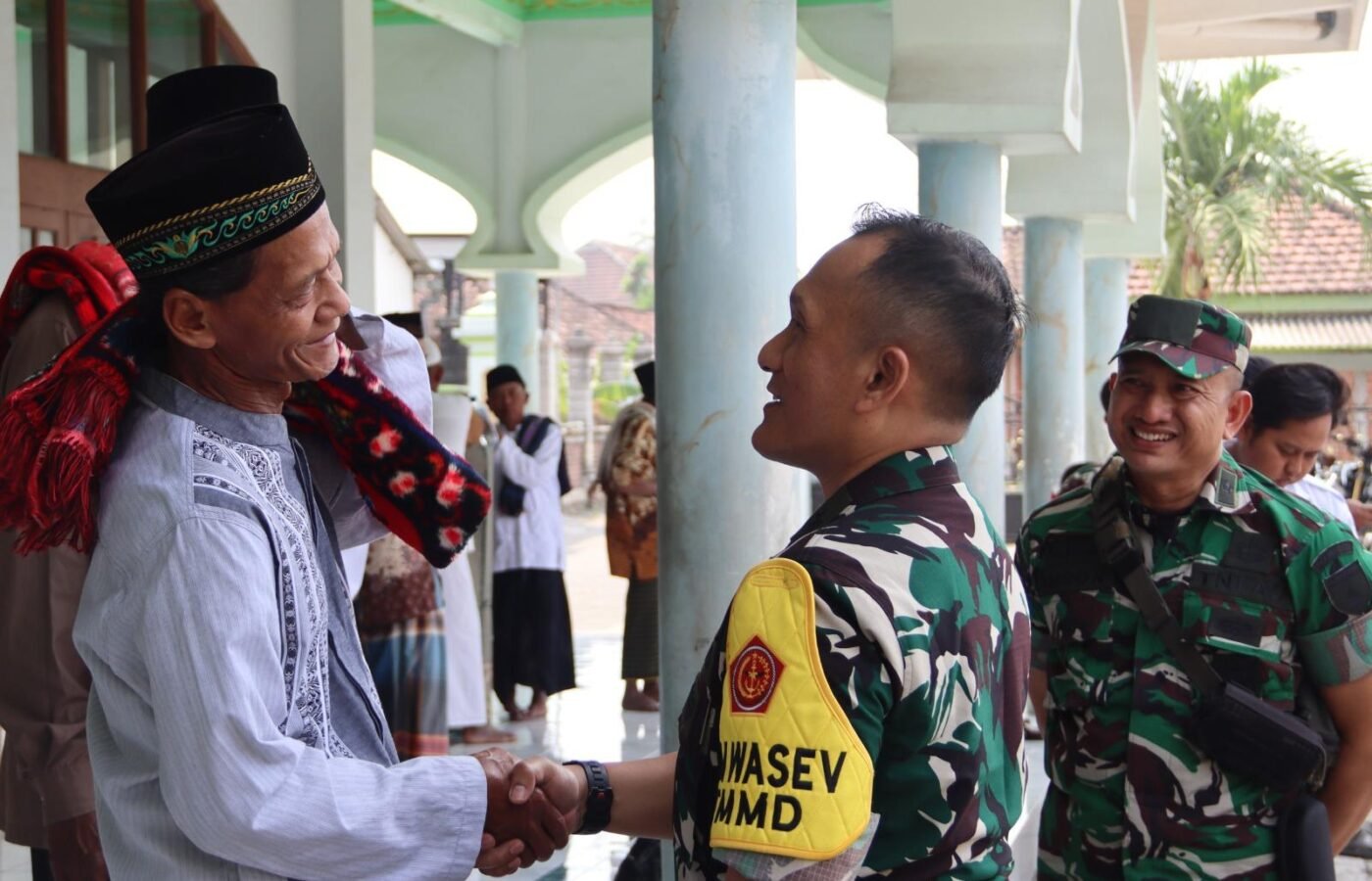 Momen Kebersamaan TNI dan Masyarakat di Desa Kesongo: Rangkaian TMMD 129